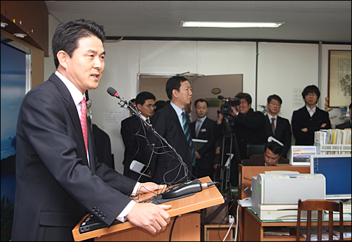 김태호 경남지사는 25일 오전 경남도청 브리핑룸에서 기자회견을 열고 오는 6월 지방선거 불출마를 선언했다.