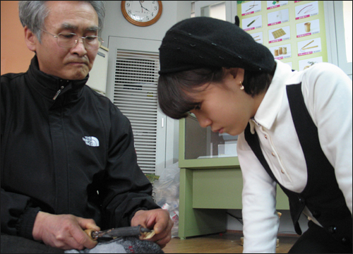 김성남 체험선생님이 낙죽체험의 마무리를 도와주고 계신다. 선생님의 표정에서 장인의 포스가 느껴져요!!!