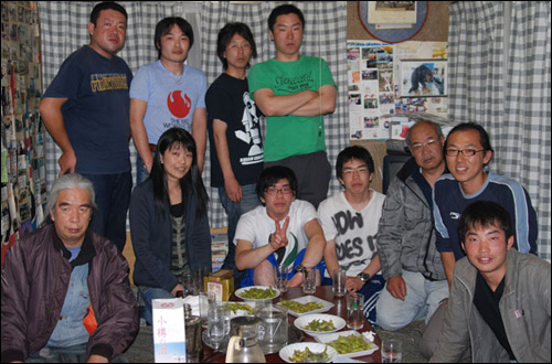 지난 2006년 바이크로 일본 여행을 다녀온 이주희씨(사진 우측에서 두 번째)가 일본 바이크 여행인들과 함께 찍은 사진