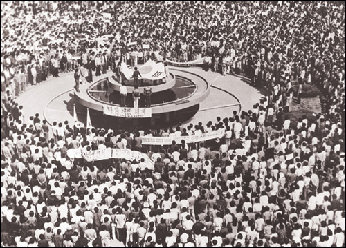 1980년 5월의 함성이 서려있는 전남도청 앞 광장. 광주시민합창단의 '부활' 공연은 5·18민주화 운동의 상징성을 살려 도청 앞 광장에서 열릴 예정이다. 
