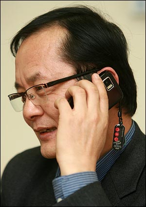 최근 출시된 스마트폰으로 통화중인 김흥광 NK지식인 연대 대표.