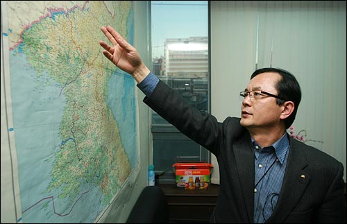 김흥광 NK지식인 연대 대표 북한지역 지도를 보며 휴대폰 사용에 대해 설명하고 있다.