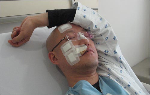 술 취한 경찰들에게 폭행당한 지관 스님이 27일 동국대 일산병원에 입원해 있다.