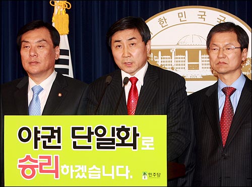 이종걸 민주당 의원이 27일 오후 국회 정론관에서 기자회견을 열고 경기도지사 선거 출마를 선언하고 있다.