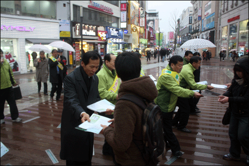 거리홍보전을 펼치고 있는 민주당대구시당 당직자들 모습. 최문순 의원과 민주당대구시당 주요 당직자들이 세종시 문제를 알려내기 위한 거리홍보전에 집중했다.