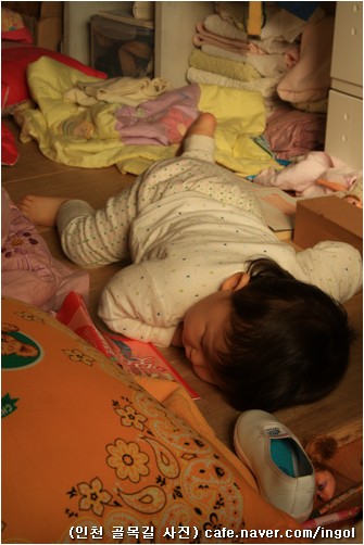 우리 집 아기는 으레 이렇게 자고, 한참 놀다가도 이렇게 엎드려 있기를 좋아합니다.