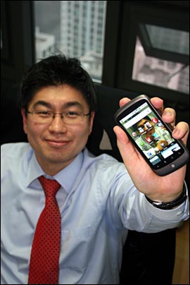 국내 구글폰 넥서스원 첫 개통자인 강훈구 지니 대표.