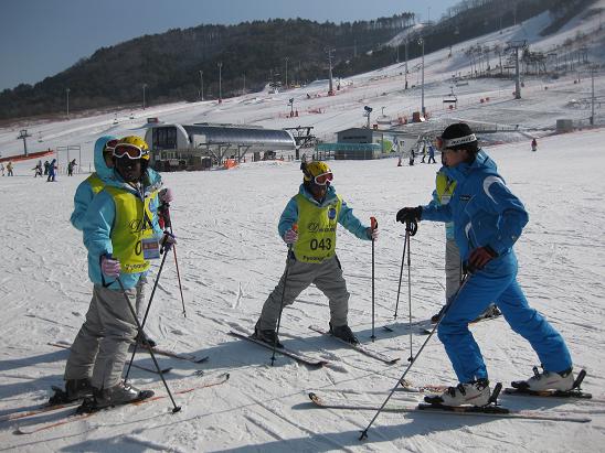 스키 훈련 시작 전, 몸을 풀고 있는 드림프로그램 참가자들