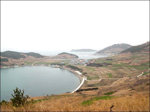 청산도 서편제 촬영지 언덕배기에서 내려다 본 도락리 해변. 청산도는 테마 섬여행 Best 15 중 답사기행 부문에 선정됐다.