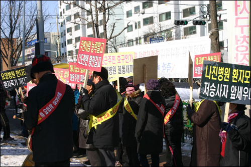  장례식장 영업을 반대하는 주민들이 농성 중이다