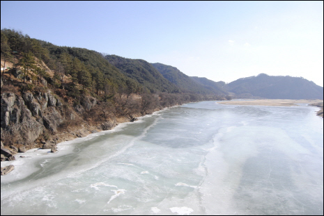 경천교에서 본 낙동강. 강 표면이 얼어서 마치 은쟁반 같다.