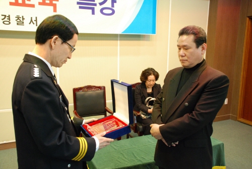 통영경찰서 이순용 서장이 고 김덕보씨의 후손 김모씨에게 감사패를 전달하고 있다.
