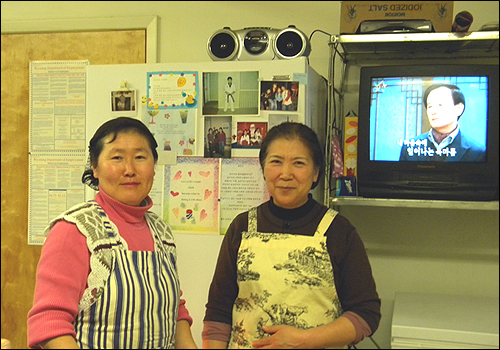  주인 김순기씨(오른쪽)와 그녀와 5년째 함께 일하는 김정애씨. 식당 주방에는 한국 TV프로그램을 볼 수 있도록 위성 TV 가 설치돼 있다.  