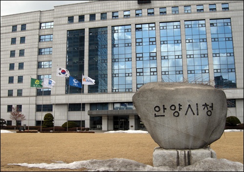 지난 28일 이필운 안양시장이 시청 대회의실에서 기자회견을 열고 100층짜리 신청사를 짓겠다고 발표해 초호화청사 논란이 커지고 있다. 