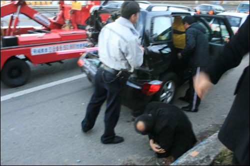  여수경찰 관계자가 사고현장을 조사 중이다. 