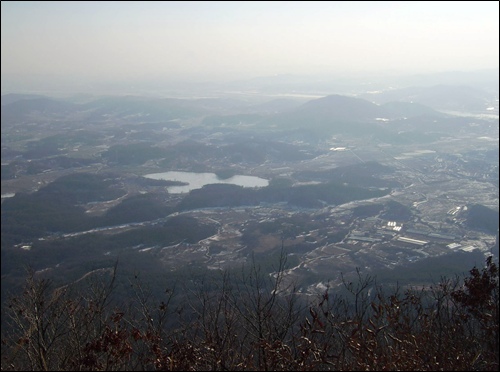  정상에서 바라본 개군면 일대와 향리 저수지