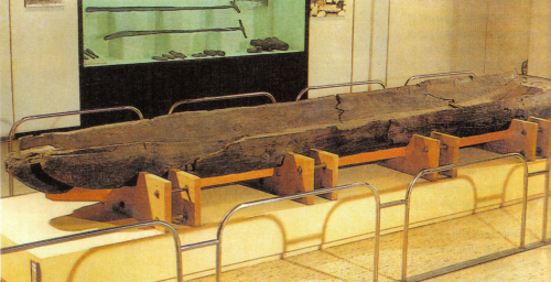 통일신라시대의 유적인 안압지에서 출토된 배로서 3개의 나무를 잇대어서 만든 통나무배이다.