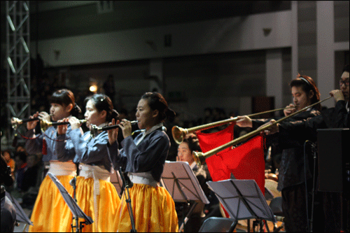우리 전통국악을 연주해 이춘풍난봉기에 신명을 더해 준 중앙국악관현악단의 공연 중 연주 광경.