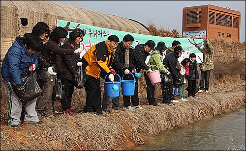 경남람사르환경재단은 1월 31일 50여 명이 참여한 가운데 주남저수지에서 붕어를 방류하는 등 천연기념물 먹이주기 행사를 열었다.