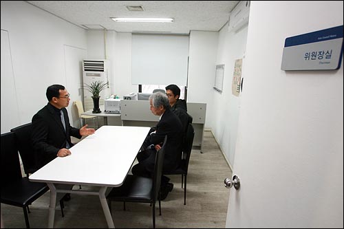  1일 오전 김정헌 한국문화예술위원회 위원장이 위원회 건물 옆 아르코미술관 관장실에 별도로 마련된 위원장실에서 직원들에게 업무지시를 하고 있다.