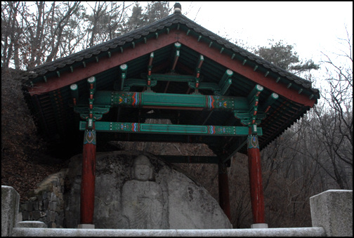 충북 음성군 소이면에 있는 미타사의 마애여래입상. 현재 충북 유형문화재 제130호로 지정이 되어있다.