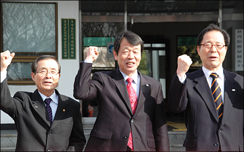  강병기 전 민주노동당 최고위원(가운데)은 2일 경남선관위에 경남도지사 선거 예비후보 등록을 했다. 사진은 예비후보 등록에 앞서 열린 기자회견에서 권영길, 홍희덕 의원과 함께 구호를 외치는 모습.