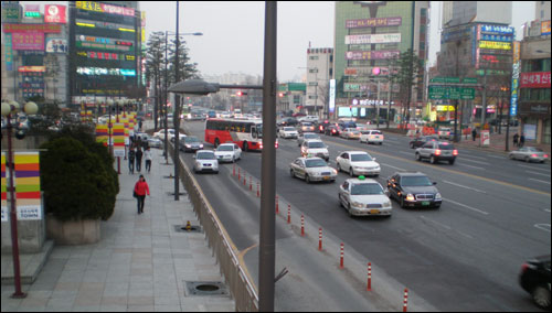 광주광역시 터미널 근처에 있는 신세계백화점 모퉁이 도로다. 
