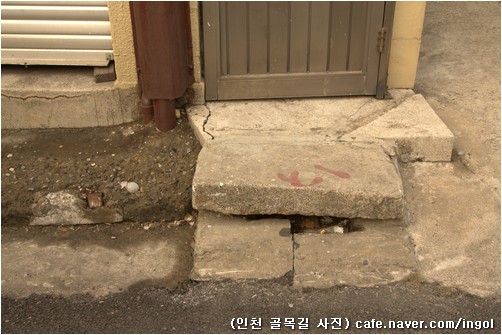 골목집 문간에 쓰이는 이 돌도 '일본 절'에서 왔다고 합니다.