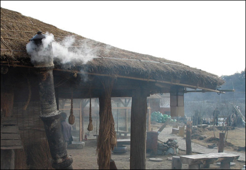 초가집 굴뚝에서 나오는 연기가 정겹다. 전라도 사투리에서 묻어나는 구수함 같다.