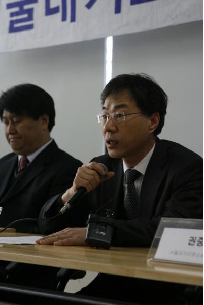 서울대기오염소송의 간사를 맡고 있는 이영기 변호사가 발언을 하고 있다. 그는 민주사회를 위한 변호사 모임 환경위원회 위원장이기도 하다. 