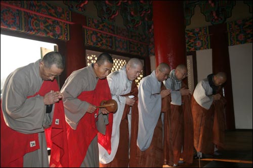 지난 1월 30일에 방북햇던 총무원장 자승스님(왼쪽 세번째)과 남측 방문단 스님들이 평양 광법사에서 북측 스님들과 예불을 드리고 있다. 