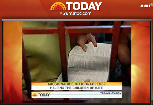 아이티 당국에 체포된 미국인이 철창안에서도 성경을 꺼내 읽고있다.