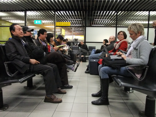 스키폴 공항에서 아테네행 비행기 탑승을 기다리는 회원들