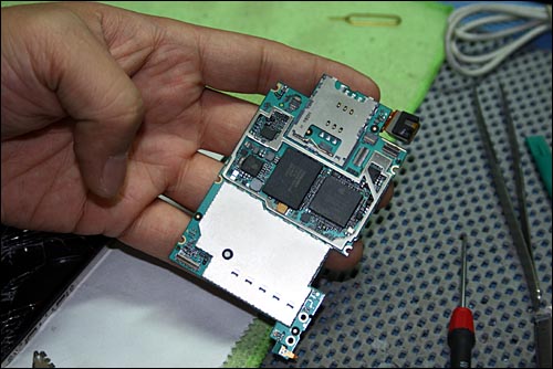 아이폰 3Gs 인쇄 회로 기판. 맨 오른쪽에 애플 마크가 들어간 칩이 삼성전자에서 만든 애플리케이션 프로세서다. 