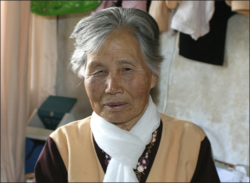  이공심 할머니. 전기장판 하나에 의지해 겨울을 보내고 있는 기초생활보장 수급 대상자이면서도 푼돈을 아껴 모은 돈 100만원을 장학금으로 내놓았다.