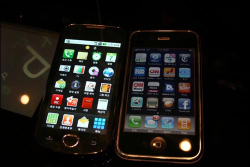 SK텔레콤 전용인 삼성 갤럭시A(왼쪽)와 KT 전용인 애플 아이폰