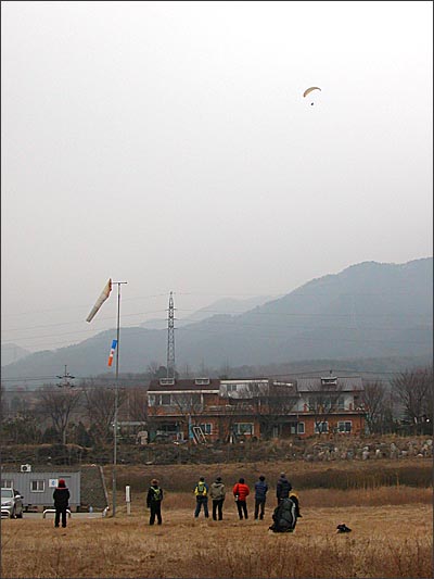 예봉산 행글라이더 활강장에서 몸을 날린 패러글라이더가 하늘을 날고 있다.