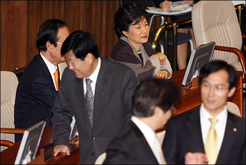 박근혜 한나라당 전 대표가 5일 국회 본회의장에서 외교·통일·안보분야 대정부질문을 지켜보고 있다.
