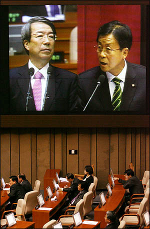 원혜영 민주당 의원이 5일 국회 외교·통일·안보분야 대정부질문에서 전날 정운찬 총리의'보스 눈치 살피기에 급급한 정치인' 발언에 대해 따져묻고 있다.