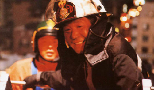 화재 현장에서 불 끄는데 열중하고 있는 소방관. 영화 '리베라메'의 한 장면 