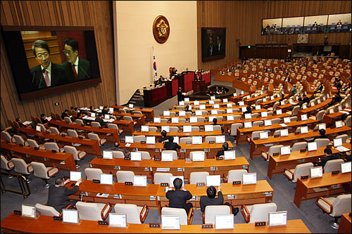 박지원 민주당 의원이 5일 국회 외교·통일·안보분야 대정부질문에서 정운찬 총리에게 질의하고 있다.