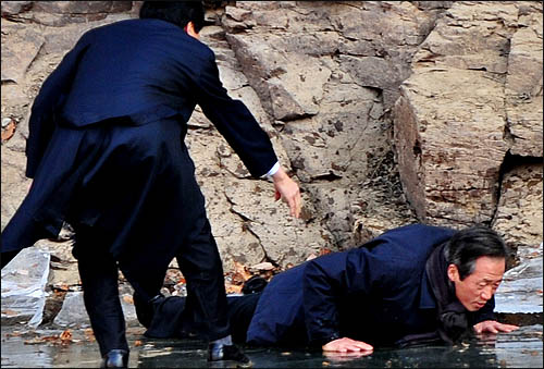 5일 울산시 울주군 국보 반구대 암각화를 찾은 한나라당 정몽준 대표가 얼음이 깨지면서 한쪽 다리가 물에 빠져 넘어지고 있다. 