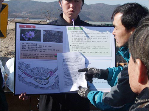  이항진 여주환경연합집행위원장이 보존 구역에 대해 수자원공사 직원과 논쟁 중이다