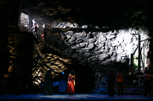뮤지컬 <맨 오브 라만차>중 세르반테스가 종교재판을 받기 위해 지하감옥에서 나가는 장면.