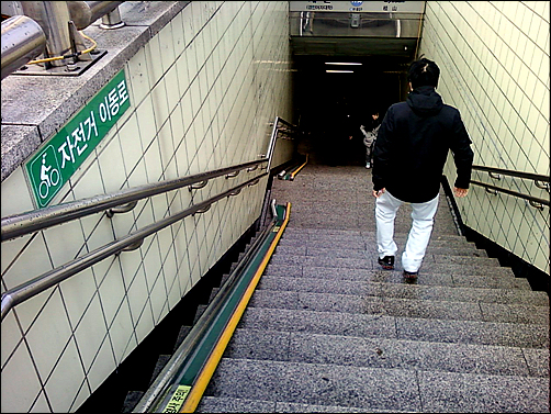 인천지하철역에는 자전거이동로가 설치되었다.
