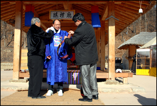 이날 전통혼례 체험을 한 대만에서 온 신랑 황청기씨가 민가마을 사람들의 도움으로 신랑의 옷인 사모관대를 입고있다.