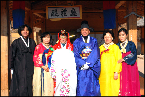 혼례를 마치고 난 뒤 신랑신부와 도움을 준 민가마을 사람들이 기념촬영을 하였다.