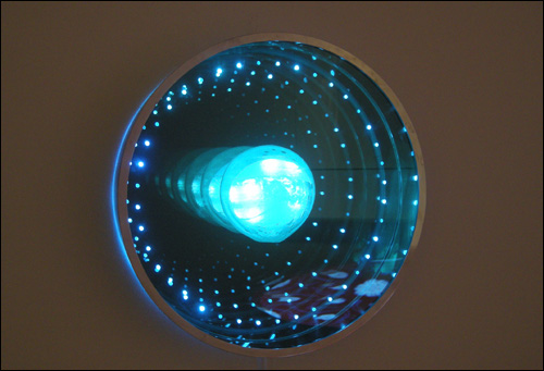 '빛의 에젠(Ezen)' 주물유리 파이핑과 프레임 LED 2009. 빛의 주름, 그 생성과 소멸이 보인다