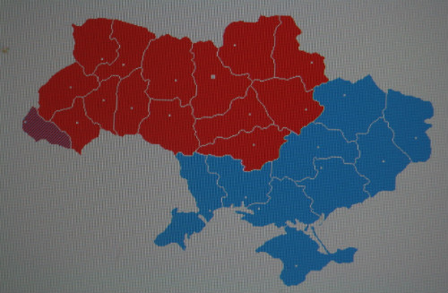 지도의 붉은 색은 우크라이나 민족민주진영의 율리아 티모셴코 후보 지지 지역이고 푸른색은 친러후보 빅토르 야누코비치 지지 지역이다.