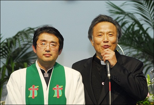 최일도 목사는 후임 목사인 김유현 목사를 자신에게 했던 것의 갑절로 섬겨 달라고 교인들에게 부탁했다. (좌측 김유현 목사, 우측 최일도 목사)  